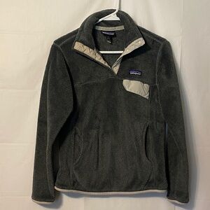 Patagonia women’s Gray Snap-Placket Fleece Pullover with Khaki Trim.Pouch pocket
